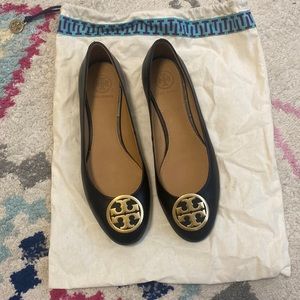 Tory butch black flats with gold emblem
